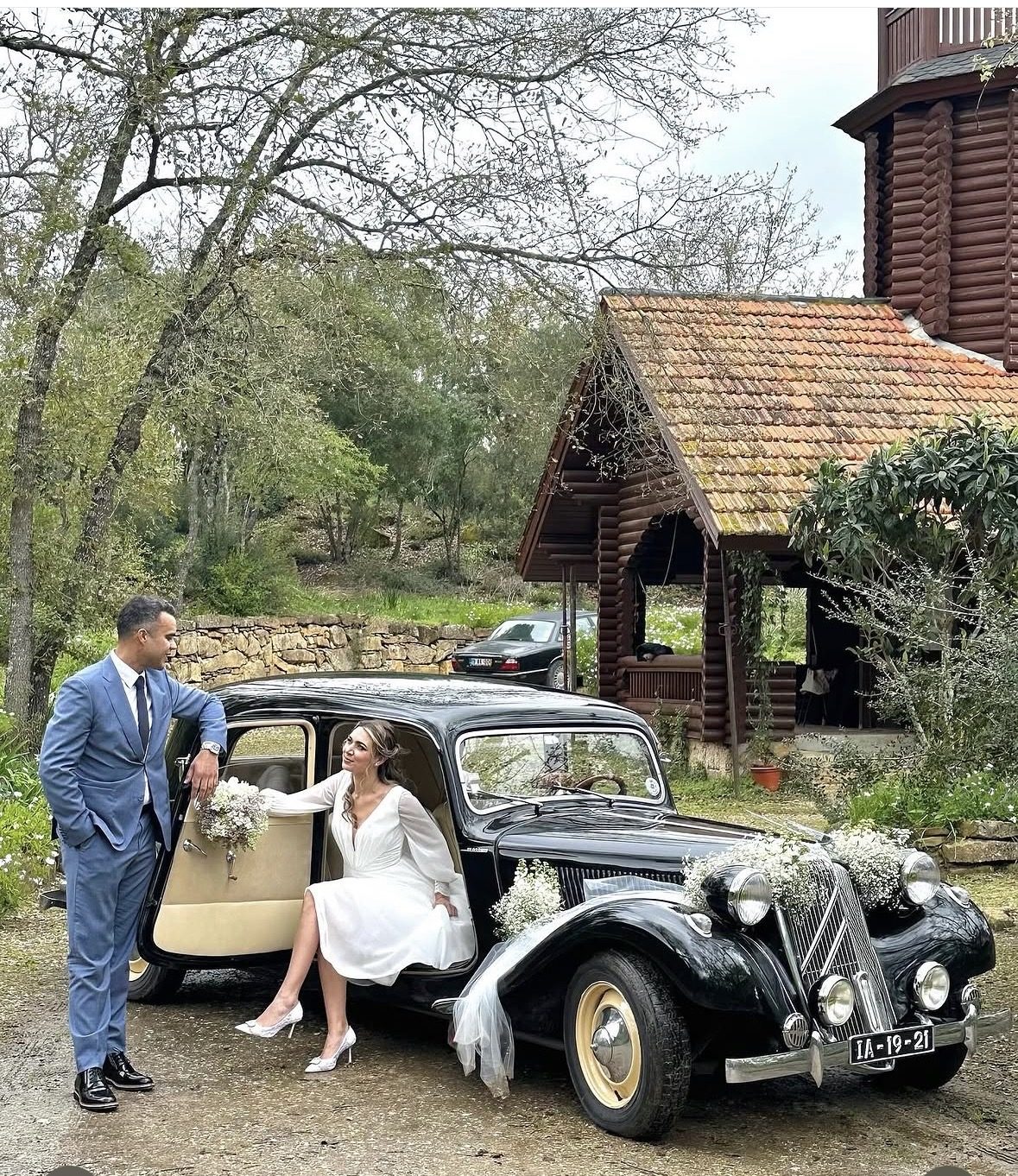 Noivos junto a Citroën Traction preto decorado com flores, casamento A&M Wedding Cars